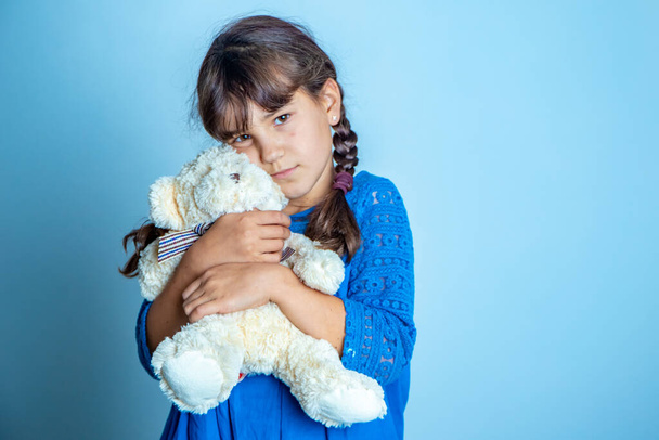 εσωτερικό πορτραίτο του μικρού κοριτσιού με αρκουδάκι, ισοαλμυρό στούντιο πυροβόλησε - Φωτογραφία, εικόνα