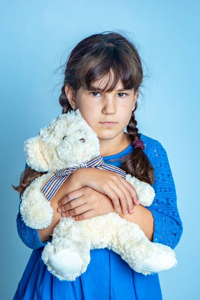 Innenporträt eines kleinen Mädchens mit Teddybär, isoalted Studioaufnahme - Foto, Bild