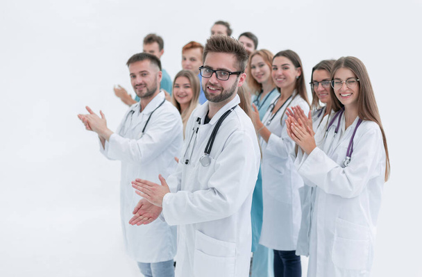 Vista lateral. um grupo de médicos aplaudindo olhando para a câmera - Foto, Imagem