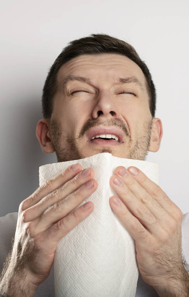 Il malato isolato ha il naso che cola. l'uomo fa una cura per il raffreddore comune
 - Foto, immagini