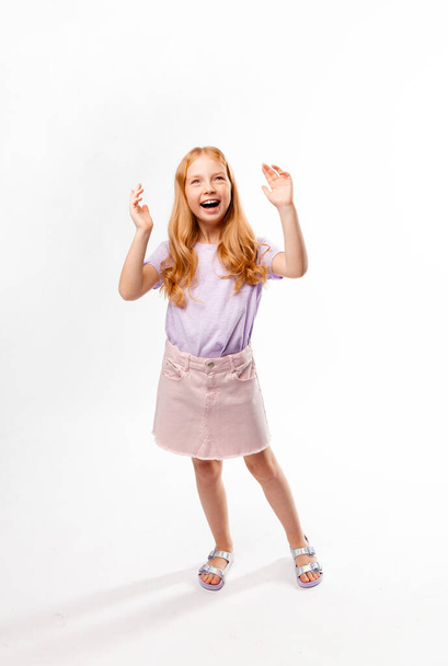 schattig roodharig meisje gebaren en lacht - Foto, afbeelding