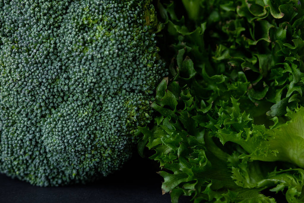 Brócoli verde sobre fondo negro. Verduras frescas
 - Foto, imagen