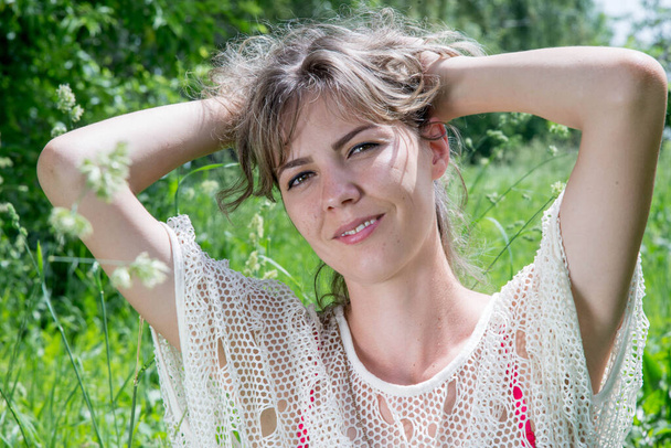 bella donna in posa sul campo con erba verde
  - Foto, immagini