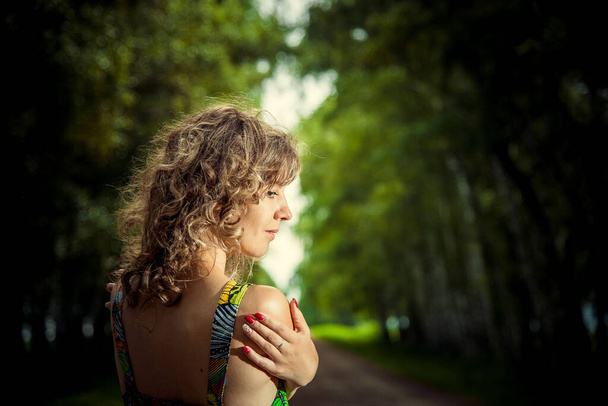 fiatal gyönyörű nő pózol szabadban sikátorban  - Fotó, kép