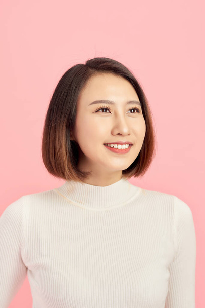 Portrét mladé sebevědomé asijské ženy na růžovém pozadí. - Fotografie, Obrázek