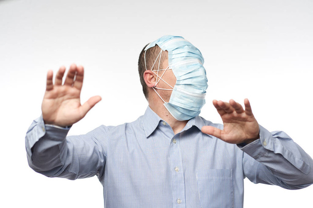 Mann mit übertriebenem Maskenschutz, das ganze Gesicht bedeckt, macht ihn blind - Foto, Bild