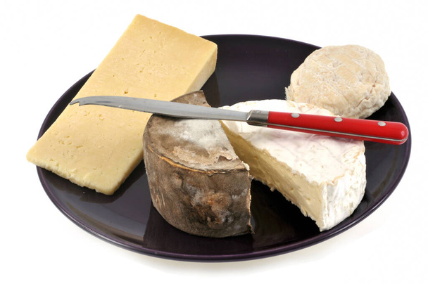 Beyaz arkaplana yakın plan peynirlerin çeşitli tabakları  - Fotoğraf, Görsel
