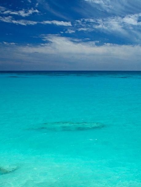 Paisaje marino tropical, con un arrecife de caldera visible justo debajo de la superficie del agua
 - Foto, Imagen