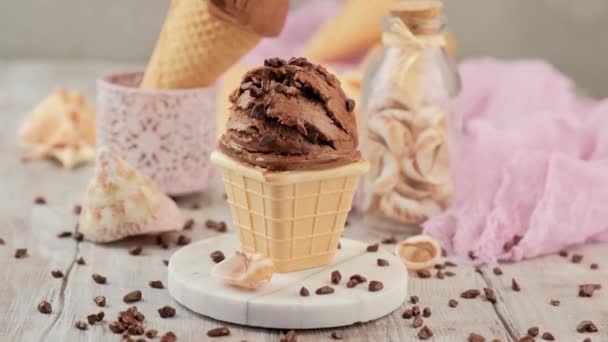 Lahodná čokoládová zmrzlina jako dezert - Záběry, video