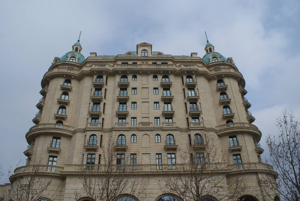 Азербайджан - страна с самобытной культурой и долгой историей. Красивые здания, яркие улицы, приятные люди
. - Фото, изображение
