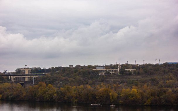 Dnepr-joki ja näkymä teollisuuskaupunkiin Zaporozhye
 - Valokuva, kuva