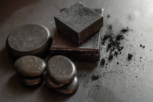 Savon charbon de carbone noir sur fond granit noir
 - Photo, image