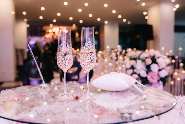 γαμήλια ποτήρια για κρασί και σαμπάνια από διάφανο κρύσταλλο - Φωτογραφία, εικόνα