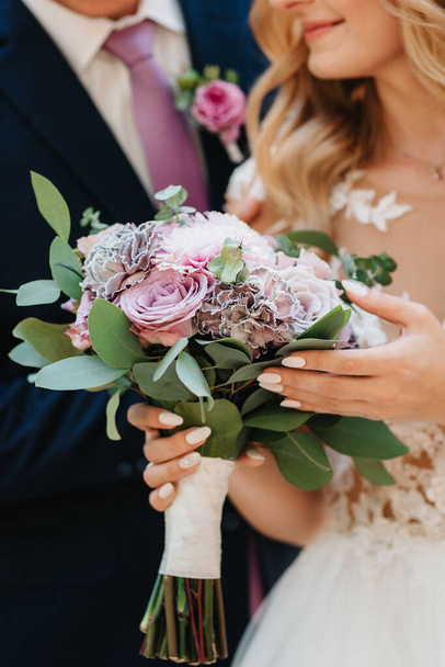κομψό γαμήλιο μπουκέτο από φρέσκα φυσικά λουλούδια και πράσινο - Φωτογραφία, εικόνα