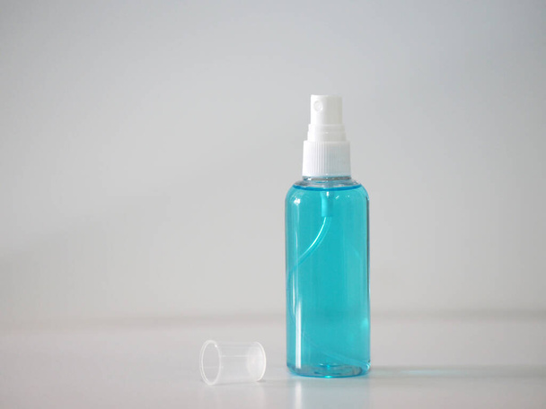 Alkolün yüzde 70 'i temiz plastik şişe spreyi, pembe arka planda el temizleyicisi, mikropların korona virüsünü korumasını önlemek için kirli yıkama, covid 19. - Fotoğraf, Görsel