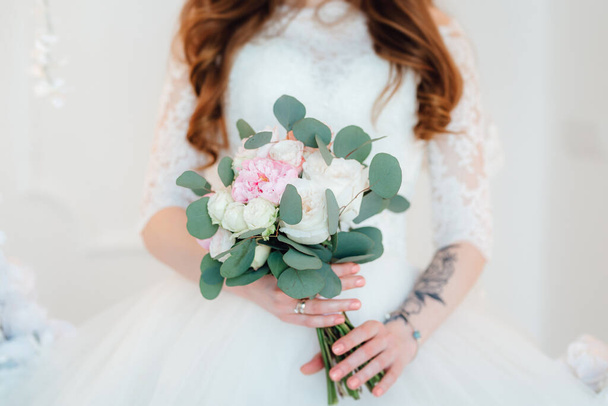elegant wedding bouquet of fresh natural flowers and greenery - Fotografie, Obrázek