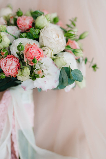elegantní svatební kytice z čerstvých přírodních květin a zeleně - Fotografie, Obrázek