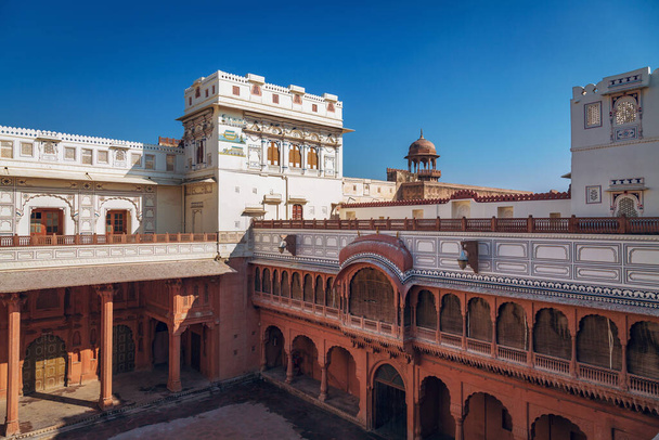 Junagarh Fort im Jahr 1478 erbaut und aus weißem Marmor und rotem Sandstein im Moghul-Baustil in Bikaner. - Foto, Bild
