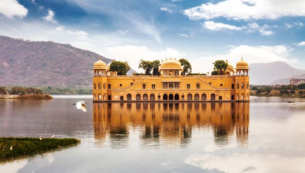 Джал Махал древний дворец воды в середине озера Ман Сагар в Джайпур Раджастхан Индиана.В окружении живописного ландшафта
 - Фото, изображение