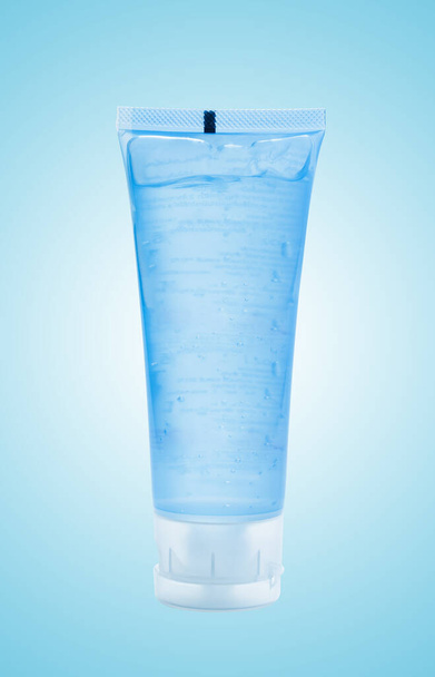Bottiglia mano alcol gel igienizzante su sfondo blu. concetto di design cosmetico
. - Foto, immagini