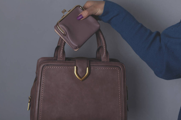 woman hand wallet with bag on dark background - Фото, зображення