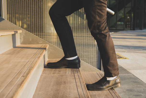 Podnikatelé kráčející po schodech s pozadím do Metropolis Finance, přihláška - Fotografie, Obrázek