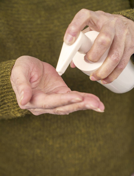 Reinigungsgel für die Hände. Gießen desinfizierendes Händegel auf eine Frauenhand.  - Foto, Bild