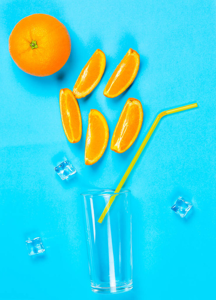 Orange slices on a blue background for making lemonade - Foto, afbeelding