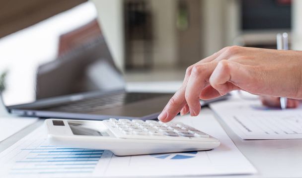 Les hommes d'affaires comptables calculent les revenus-dépenses et analysent les données d'investissement immobilier, concept de systèmes financiers et fiscaux. - Photo, image