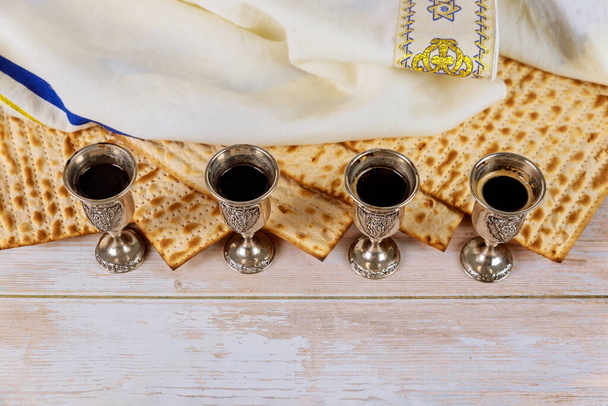 Празднование Пасхи с маццо пресный хлеб kiddush чашку вина
 - Фото, изображение