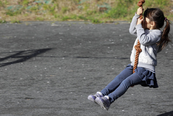 Japon kız (5 yaşında) uçan tilkiyle oynuyor - Fotoğraf, Görsel