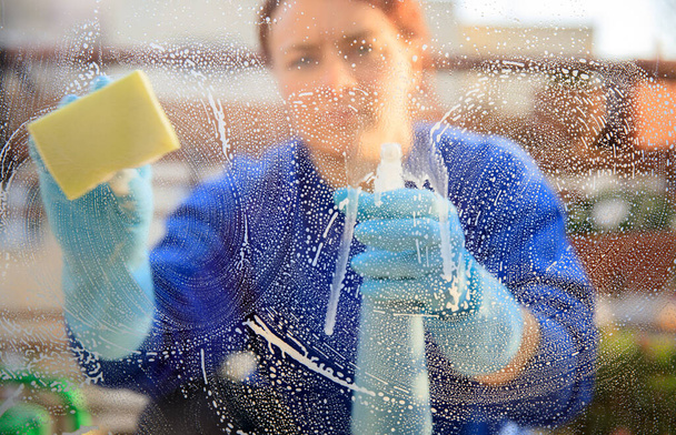 limpeza: limpeza das janelas, limpador de janelas usando um rodo, esponja e sabão suds para lavar uma janela
 - Foto, Imagem