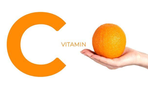 Vitamine C. Hand houdt een oranje op witte achtergrond. Gezelschap19. virale respiratoire infecties. goede immuniteit - Foto, afbeelding