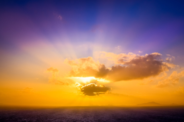 Vista panorâmica da paisagem do pôr do sol do oceano com céu colorido
 - Foto, Imagem