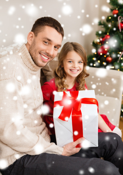 Smiling father and daughter holding gift box - Φωτογραφία, εικόνα