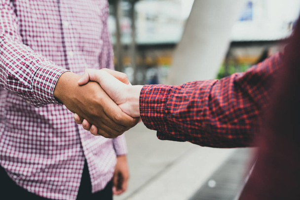 Два человека пожимают друг другу руки
 - Фото, изображение