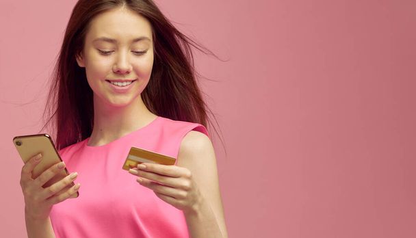 Cute blond girl receive cool cash back or banking, online shopping offer after using new credit card with student offer. - Foto, Bild