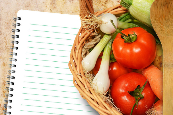 Свежие овощи на старой скатерти и бумаге для заметок и рецептов
 - Фото, изображение