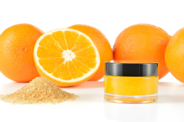 natuurlijke oranje suiker lip scrub op wit. - Foto, afbeelding