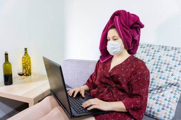 meisje werkt laptop vanuit huis kamer tijdens Coronavirus of Covid-19 quarantaine, coronavirus covid 19 geïnfecteerde patiënt. - Foto, afbeelding