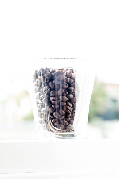 grains de café torréfiés dans un verre pour le petit déjeuner
 - Photo, image