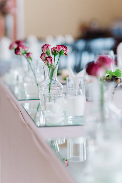 Elegante Hochzeitsdekorationen aus natürlichen Blumen und grünen Elementen - Foto, Bild