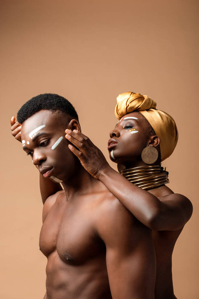 sexy naked tribal afro couple posing on beige - Foto, afbeelding