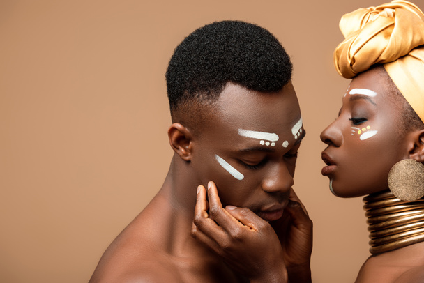 nudo tribale afro coppia posa isolato su beige
 - Foto, immagini