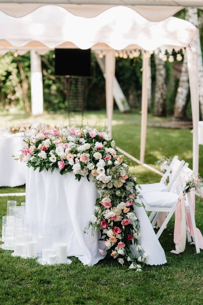 elegantes decoraciones de boda hechas de flores naturales y elementos verdes - Foto, imagen