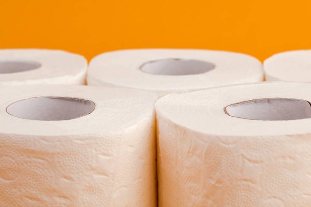 Туалетний папір рулон на жовтому тлі
 - Фото, зображення