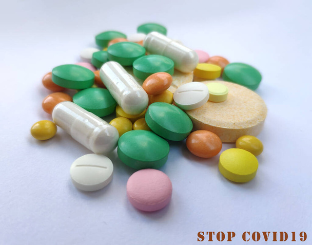 Színes tabletták, orvosi háttér. Tabletták előírt különböző betegségek, egészségügyi háttér, színes tabletták. Orvosi koncepcionális fotó háttér. Stop COVID19 koncepció - Fotó, kép