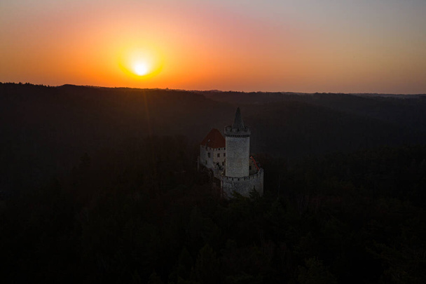 Zamek Kokorin jest zamkiem położonym na północny wschód od Melnika, w Czechach. Został zbudowany w pierwszej połowie XIV wieku na zlecenie Hynka Berki. Został poważnie uszkodzony podczas wojen husyckich.. - Zdjęcie, obraz
