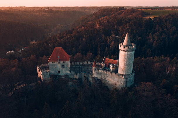El castillo de Kokorin es un castillo situado al noreste de Melnik, República Checa. Fue construido en la primera mitad del siglo XIV por orden de Hynek Berka. Fue gravemente dañado durante las guerras husitas.
. - Foto, Imagen