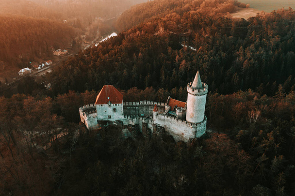 Kokorin kastély egy kastély északkeletre Melnik, Cseh Köztársaság. A 14. század első felében épült, a Hynek Berka megrendelésére. Súlyosan megsérült a huszita háborúk alatt.. - Fotó, kép